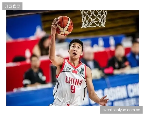 上海前锋李弘权赛季表现全面，凭借精准投射和稳定发挥入选最佳一阵。